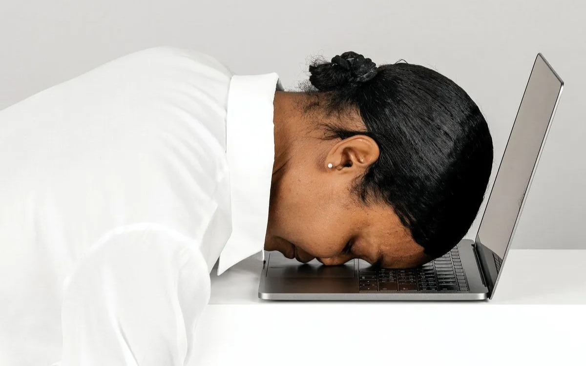 Femme fatiguée au bureau, signe de manque de magnésium