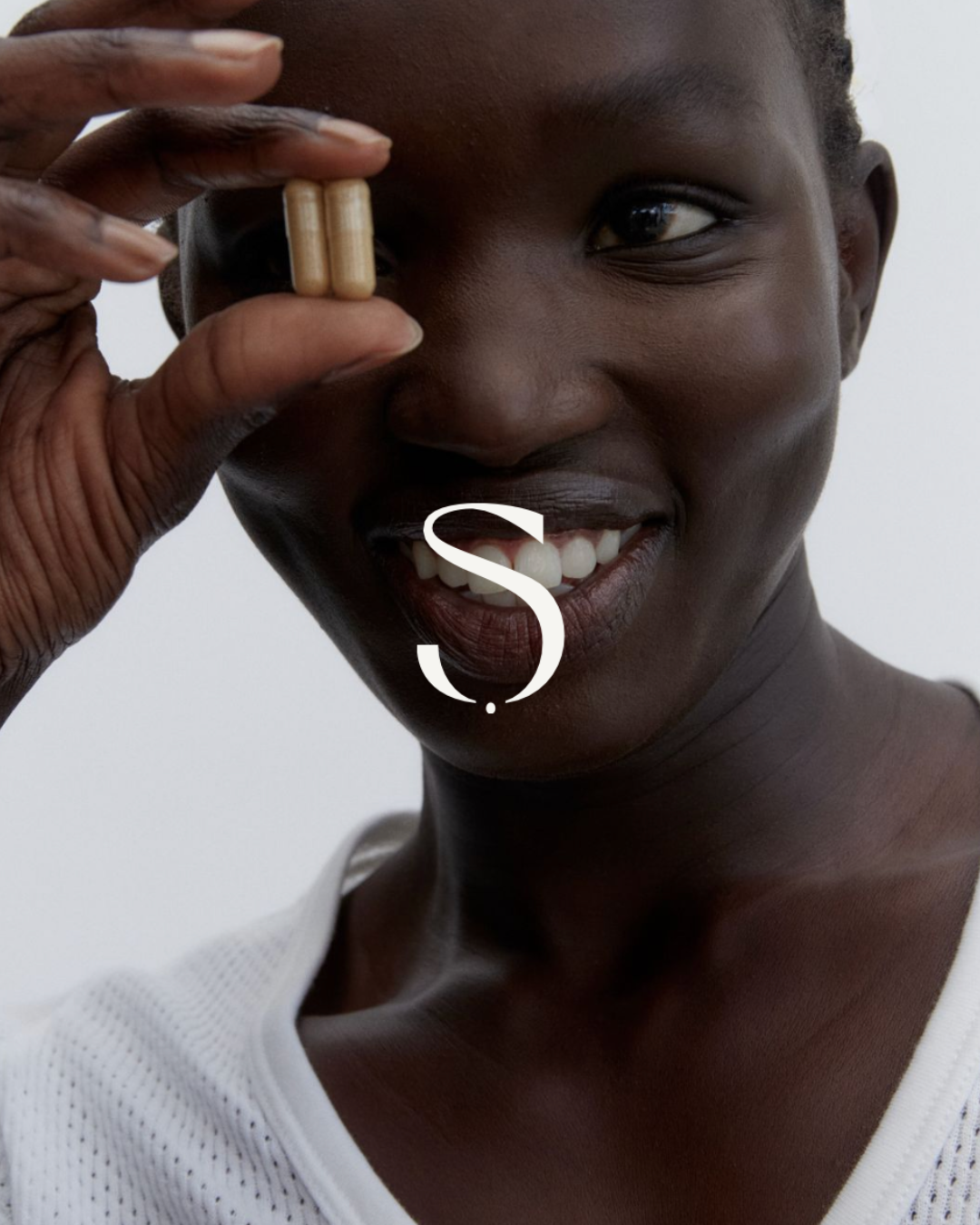 Personne utilisant un complément alimentaire dans une routine Synalin