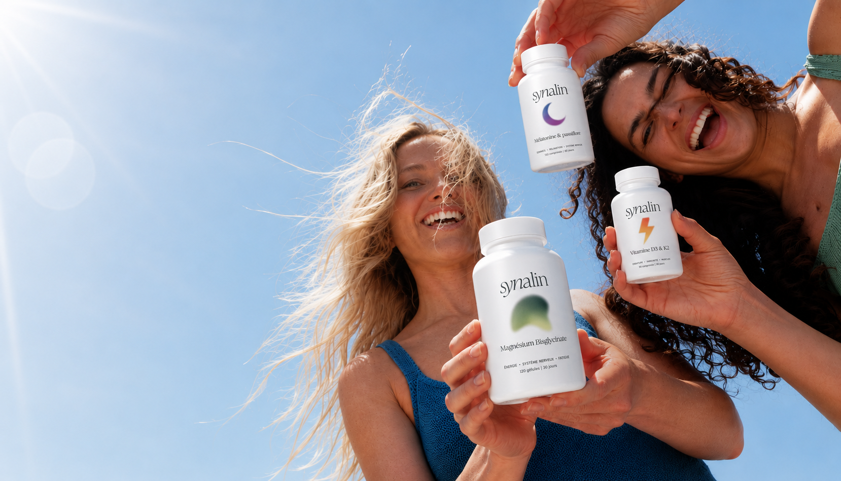 Pilluliers de compléments alimentaires Synalin magnésium bisglycinate, mélatonine et vitamine D3 K2 présentés dans un univers sun